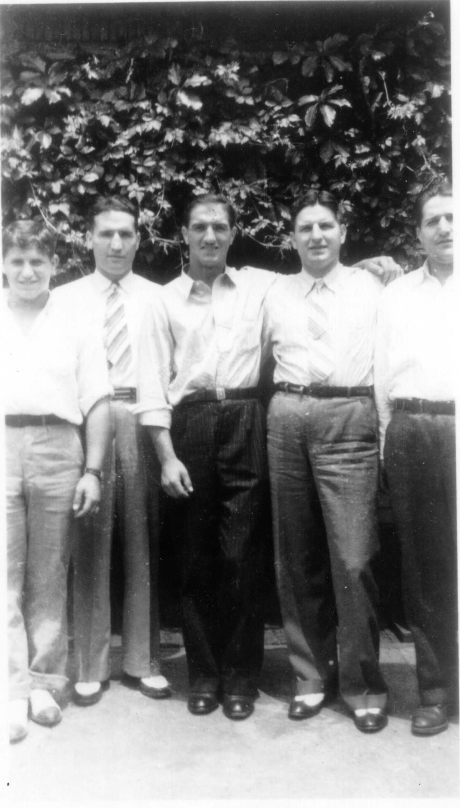 dad_with_brothers.JPG (184707 bytes)