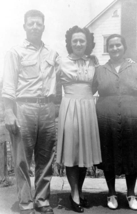 mike&minnie_with_mamie.JPG (36597 bytes)